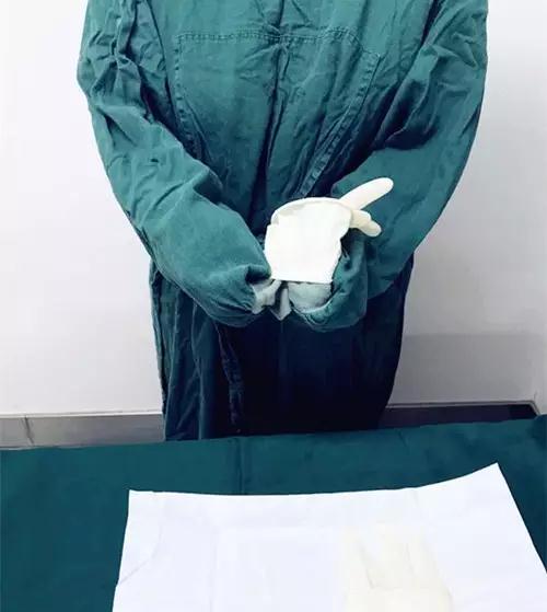 我院手術室在全院率先推廣無觸式戴無菌手套法！