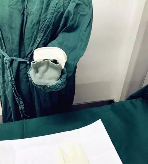 我院手術室在全院率先推廣無觸式戴無菌手套法！