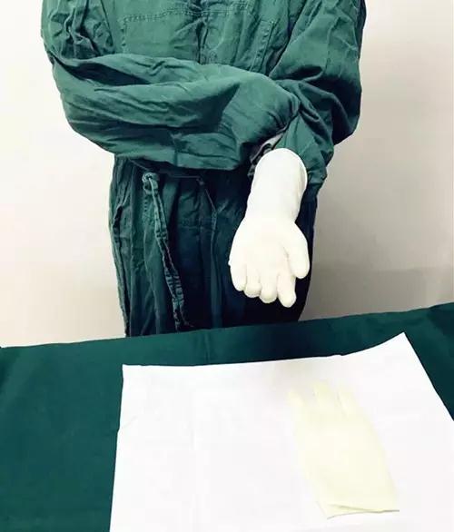 我院手術室在全院率先推廣無觸式戴無菌手套法！
