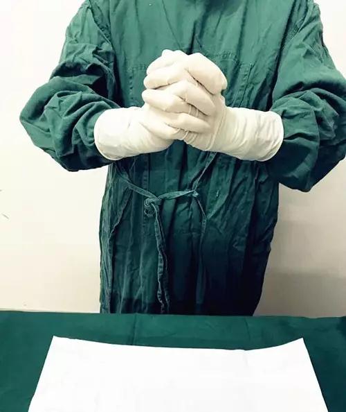 我院手術室在全院率先推廣無觸式戴無菌手套法！